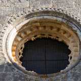 Al di sopra della soglia d�accesso, a interrompere la mancanza di apparati decorativi della parete, vi � un piccolo rosone circolare, anch�esso rifinito da due cornici concentriche
